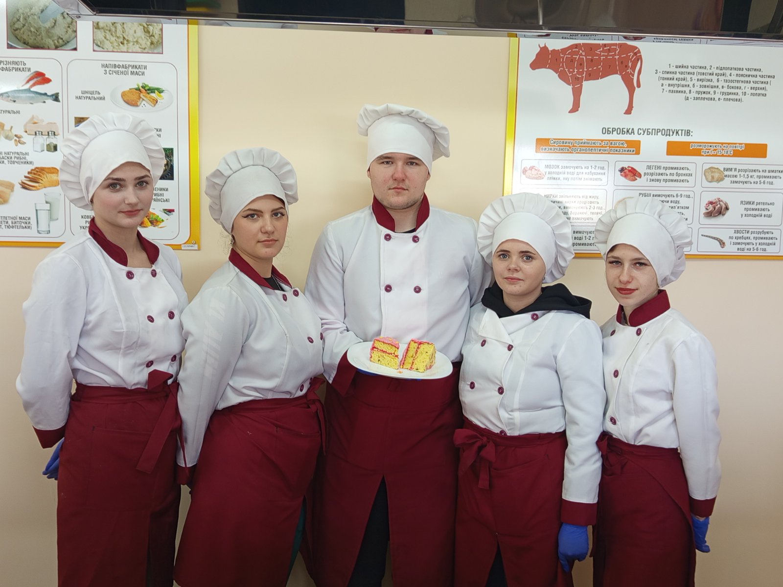 На базі харчового хабу в Комаргородському училищі впроваджують нові підходи в приготуванні страв та десертів