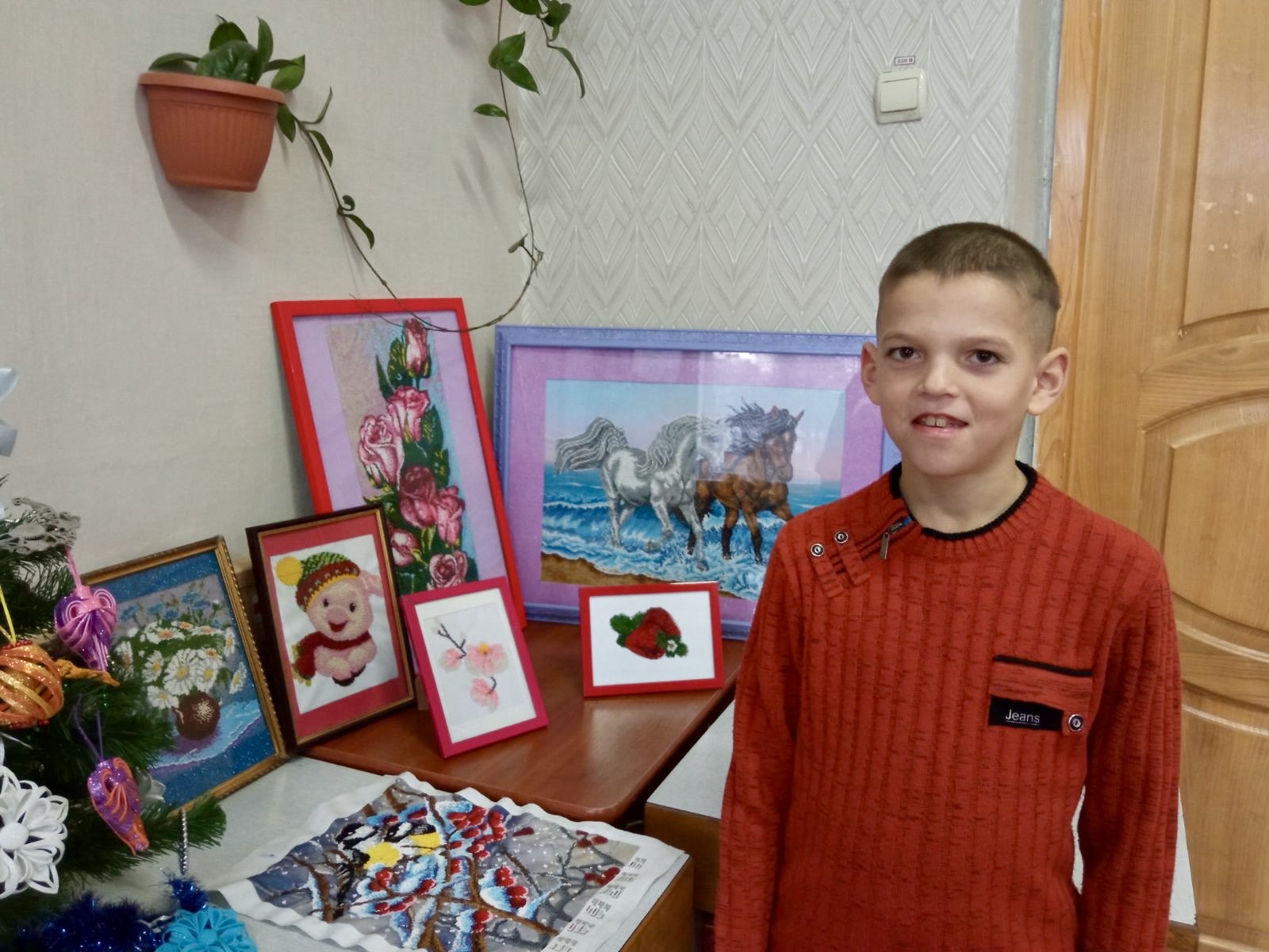 Учень КЗ "Ситковецька спеціальна  школа" Вінницької обласної ради, виготовляє прикраси з бісеру.