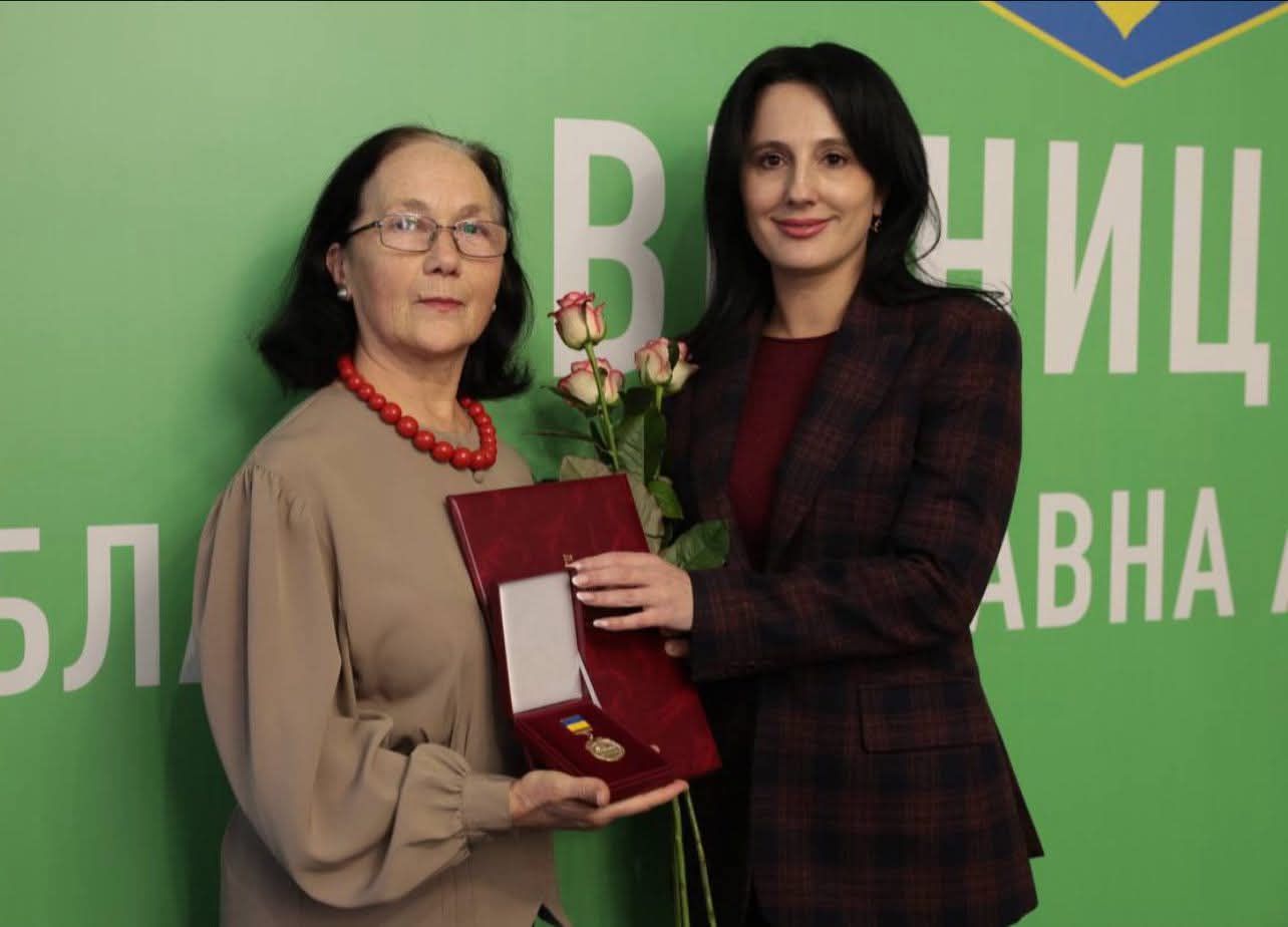 Вітаємо СЕМЕНКО Ларису Іванівну з отриманням Почесної грамоти Верховної Ради України