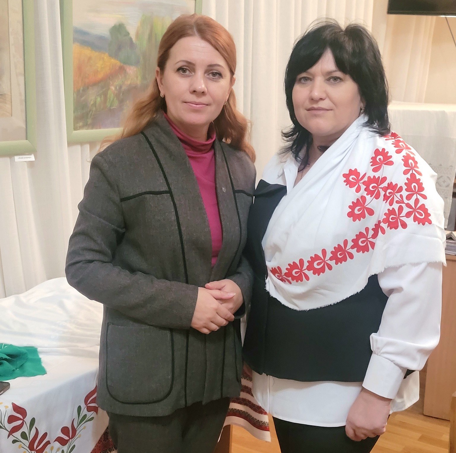 Відбувся майстер-клас з традиційного розпису хусток