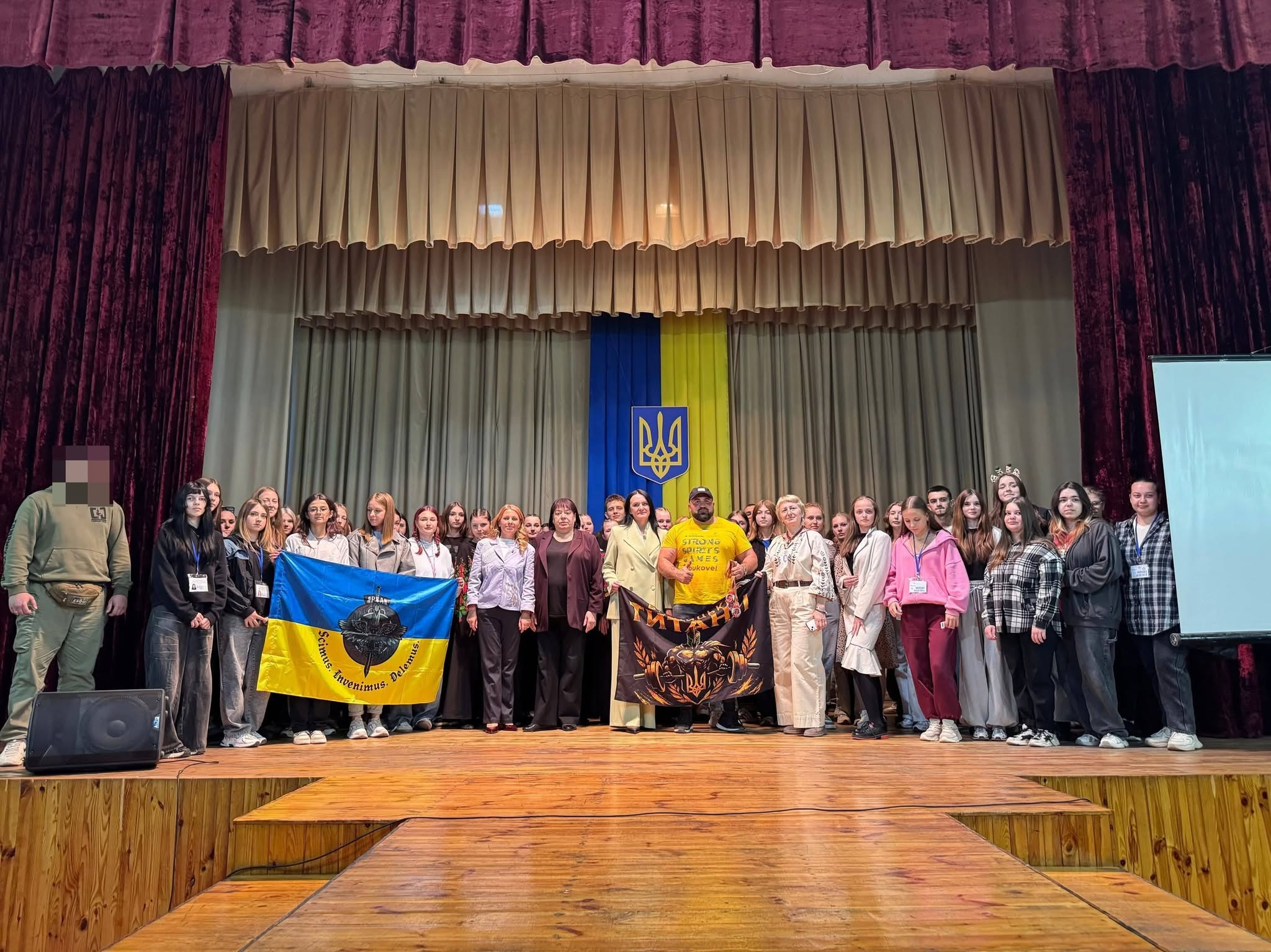 СИЛА, ЩО ЄДНАЄ